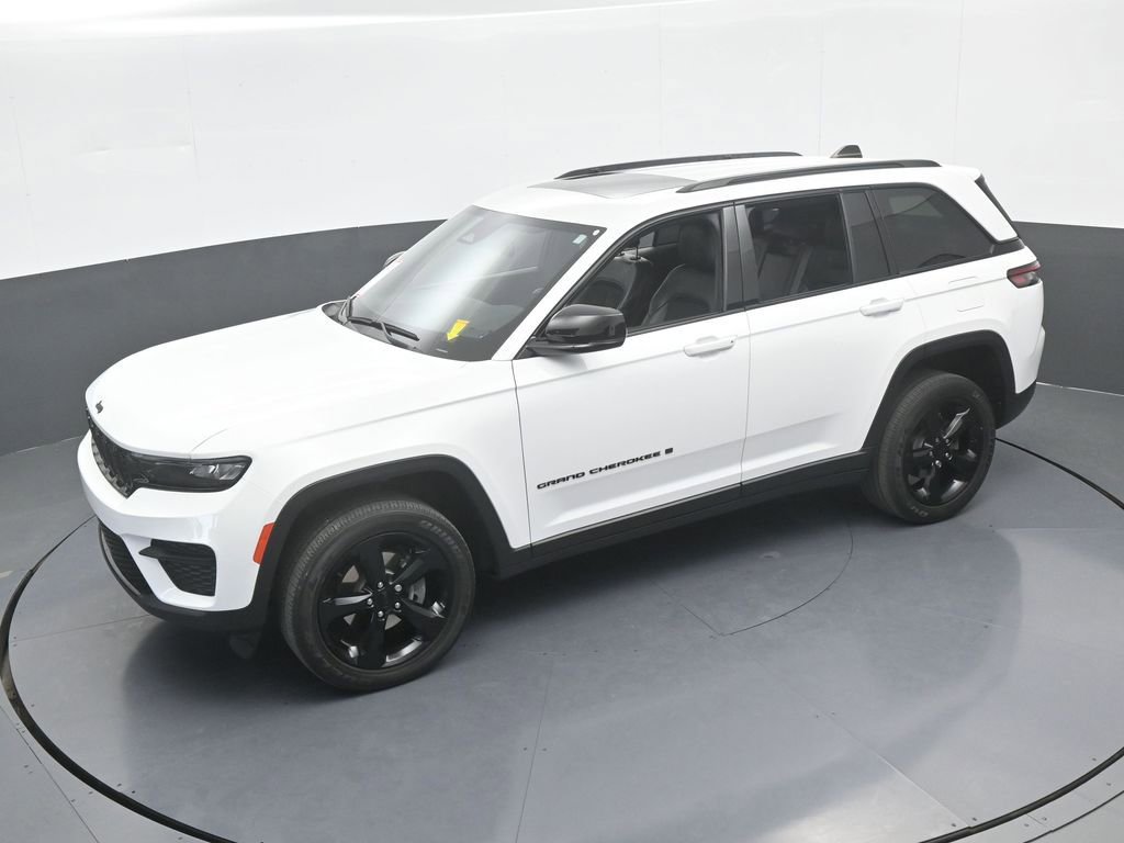 Used 2023 Jeep Grand Cherokee Altitude image 11