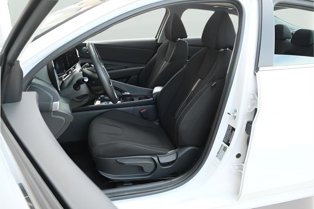 Used 2025 Hyundai Elantra SEL image 22