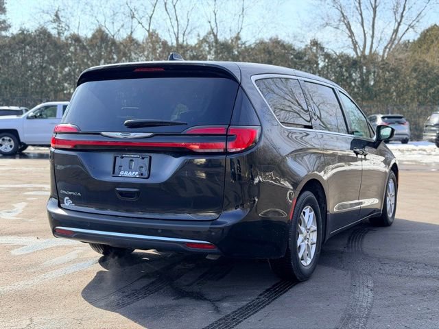 Used 2023 Chrysler Pacifica Touring-L image 4