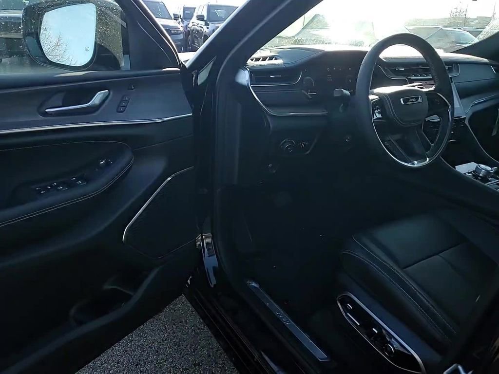 New 2025 Jeep Grand Cherokee L Overland w/ Luxury Tech Group IV image 7