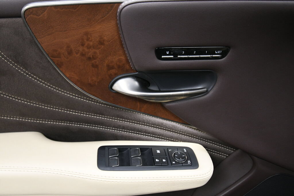 Used 2019 Lexus LS 500 AWD w/ Accessory Package (Z2) image 11