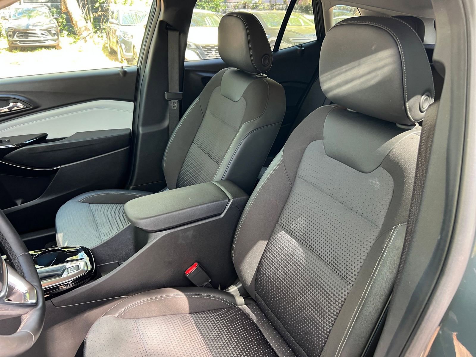 Used 2025 Chevrolet Trax LT w/ LT Convenience Package image 32