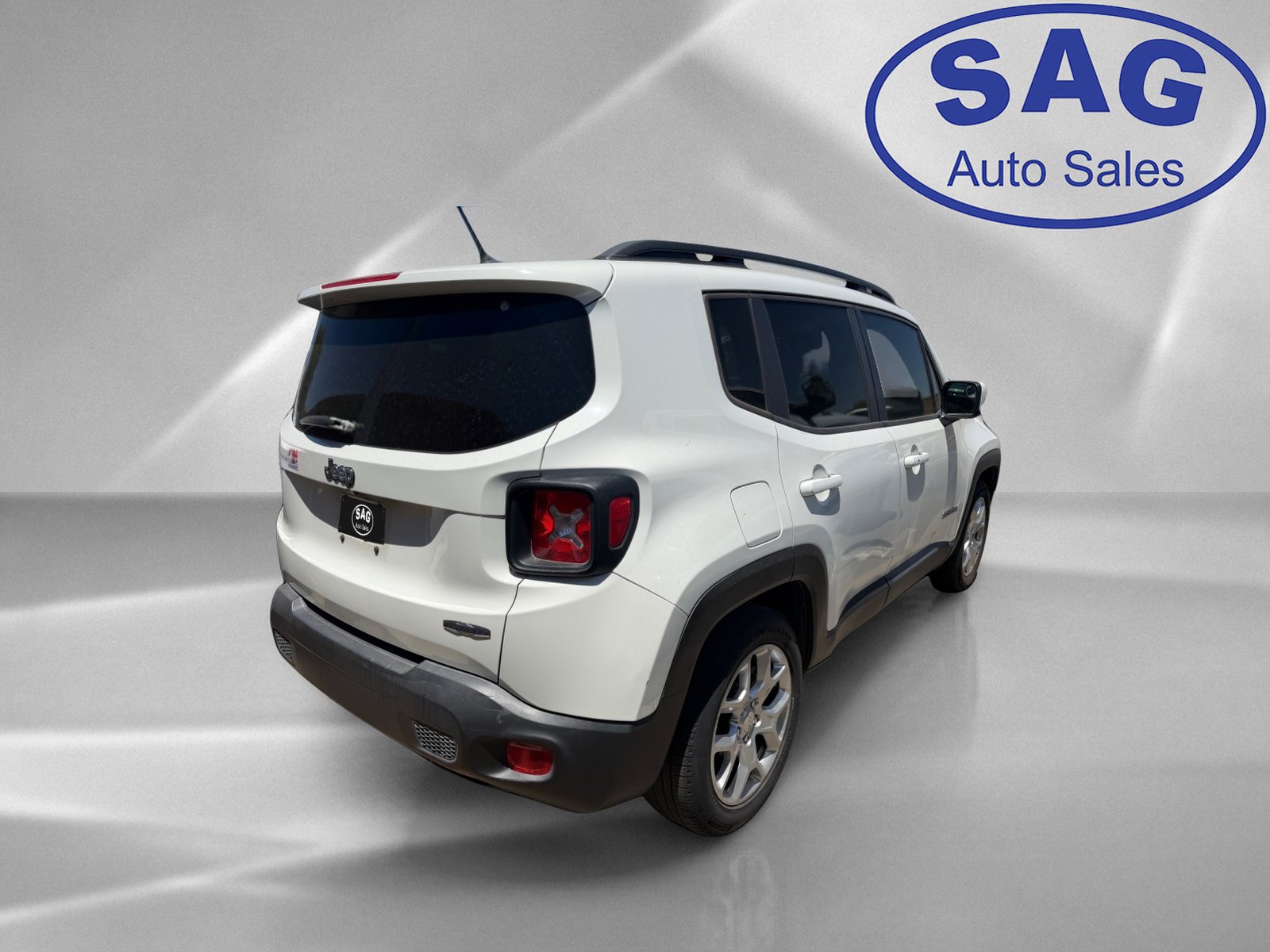 Used 2017 Jeep Renegade Latitude FWD image 3