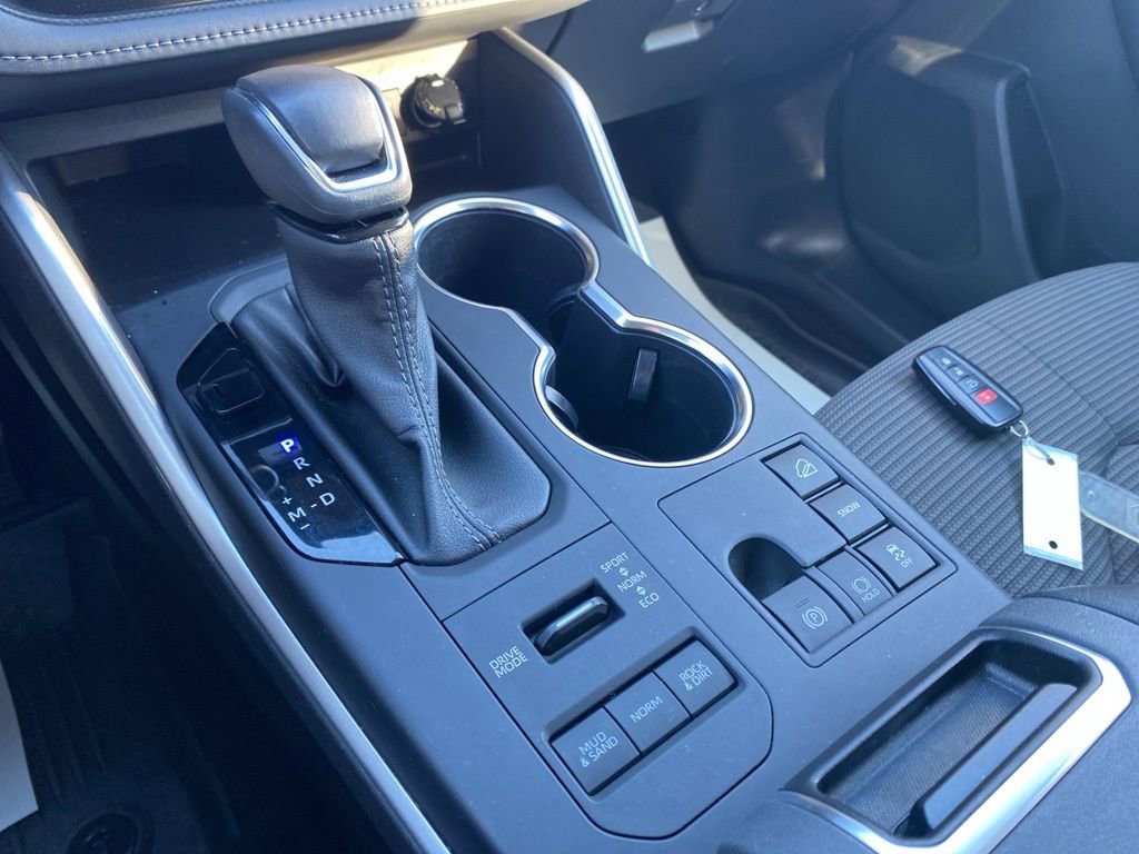 Used 2023 Toyota Highlander LE image 32