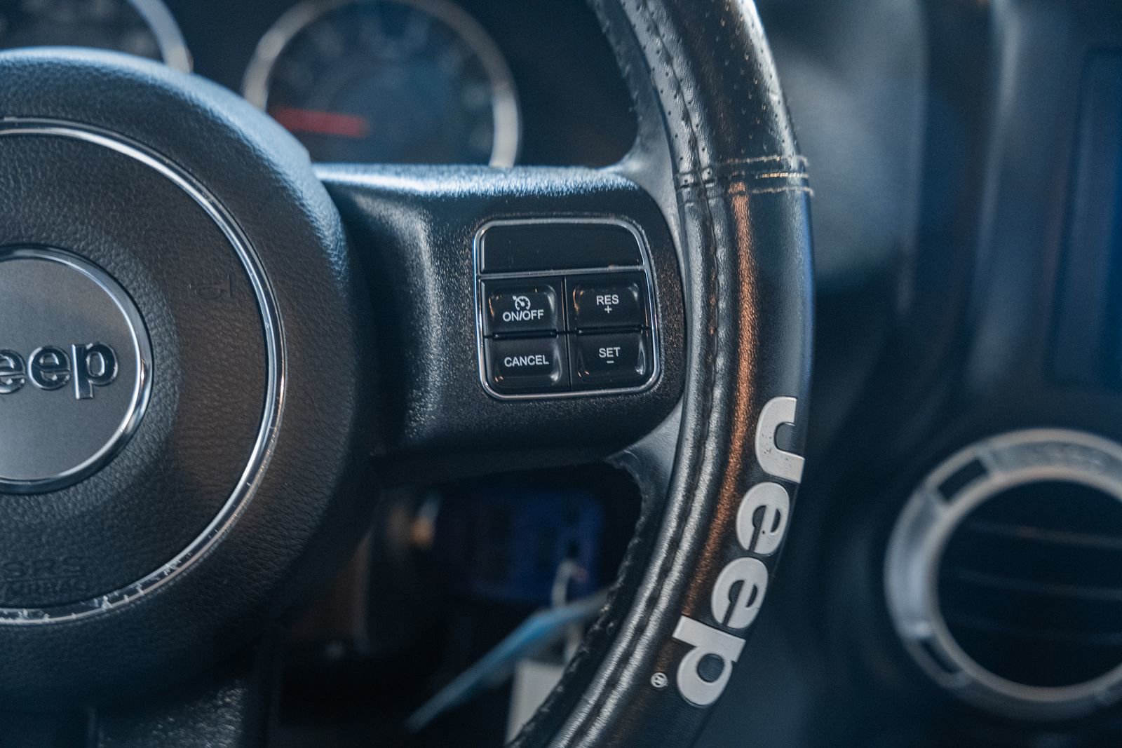 Used 2018 Jeep Wrangler Unlimited Sahara w/ Connectivity Group image 32