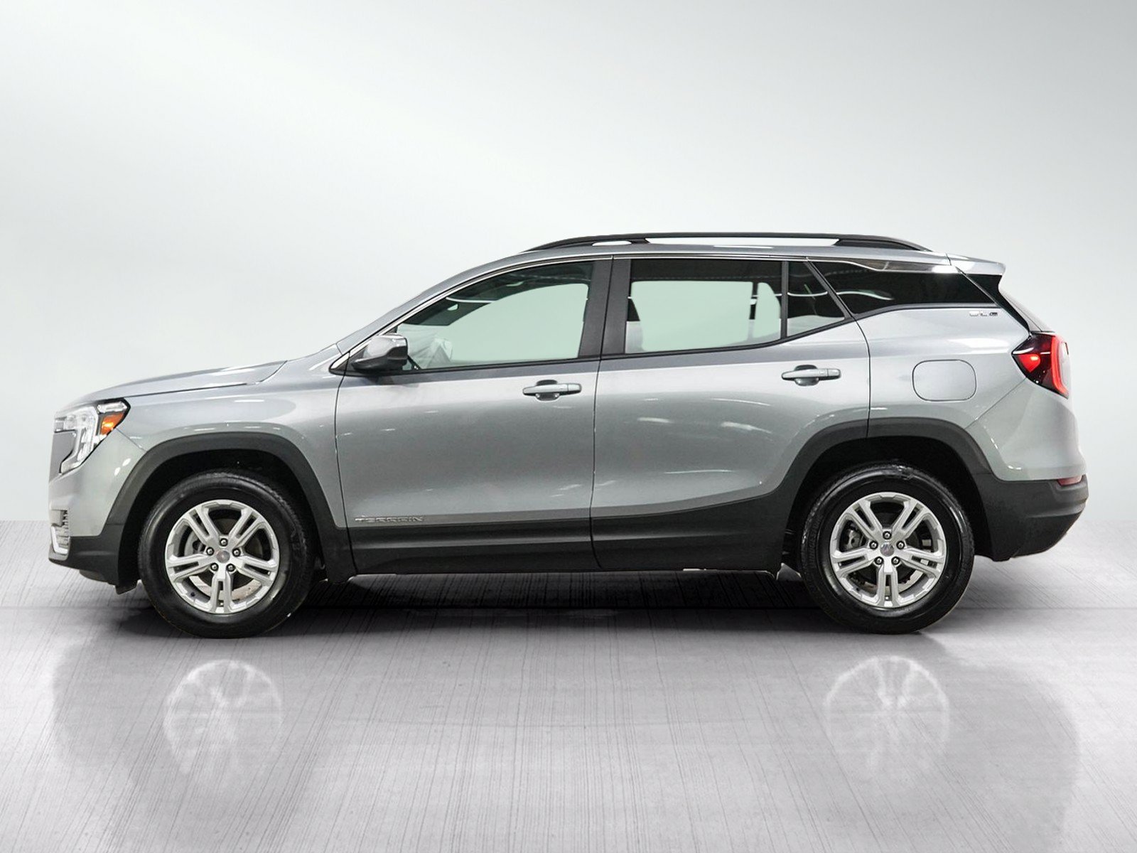 Used 2023 GMC Terrain SLE w/ Driver Convenience Package AWD/4WD image 2