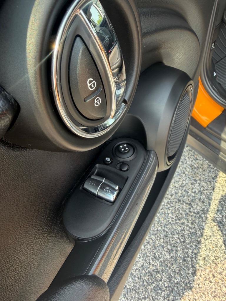Used 2018 MINI Cooper 2-Door Hardtop w/ Cold Weather Package FWD image 10