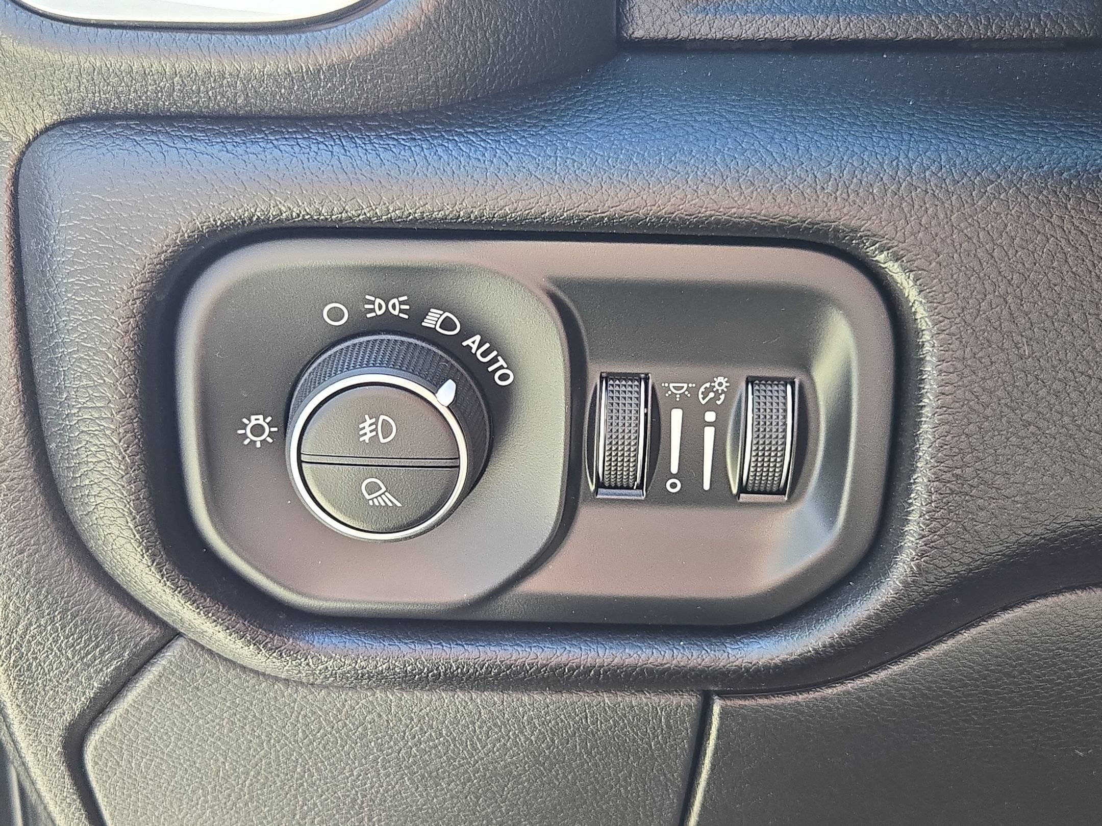 Used 2025 RAM 3500 Laramie AWD/4WD image 38