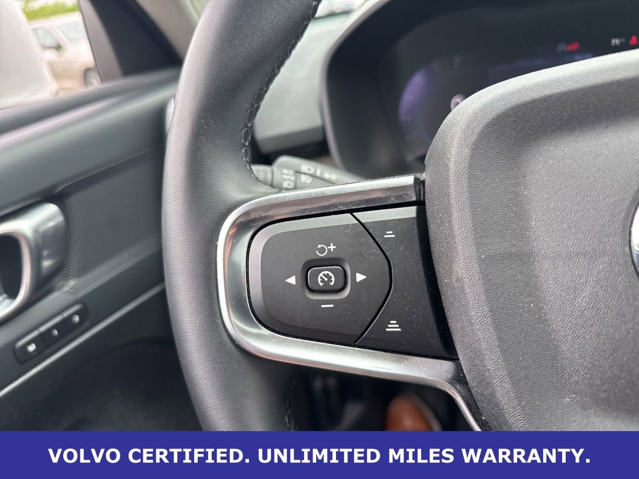 Certified 2025 Volvo XC40 B5 Plus AWD/4WD image 21
