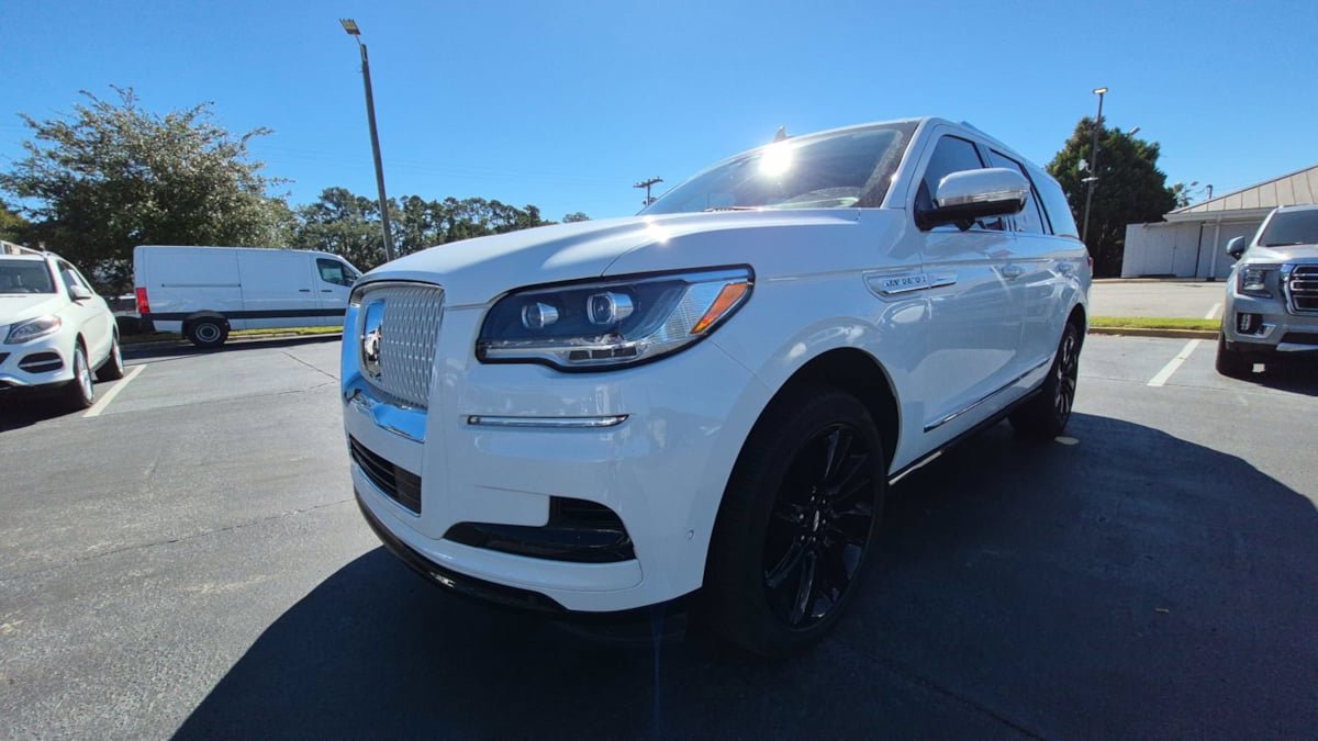 Used 2024 Lincoln Navigator Reserve AWD/4WD image 5
