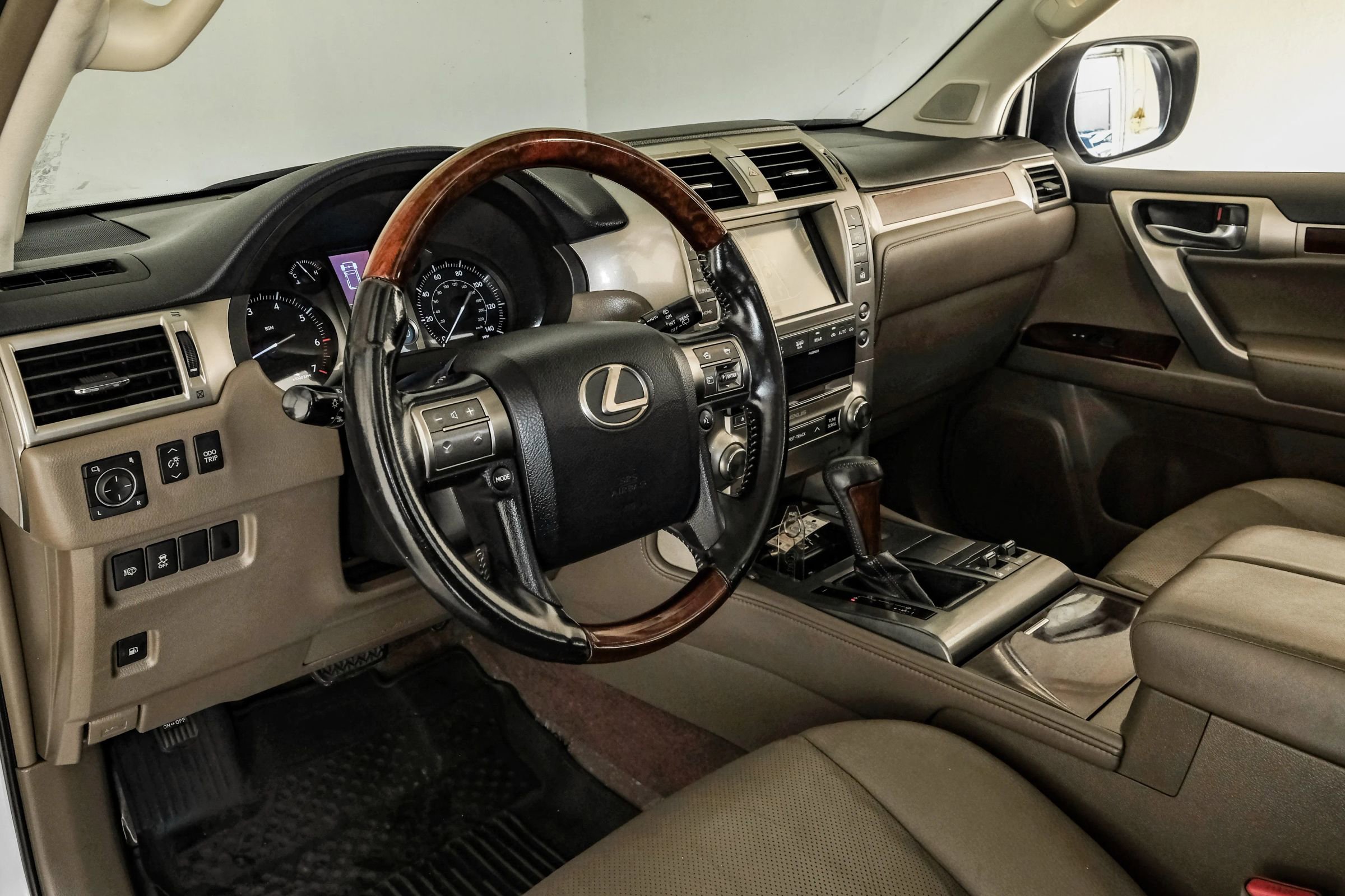 Used 2017 Lexus GX 460 image 2
