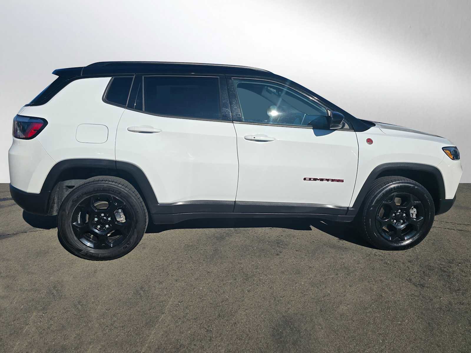 Used 2023 Jeep Compass Trailhawk image 2