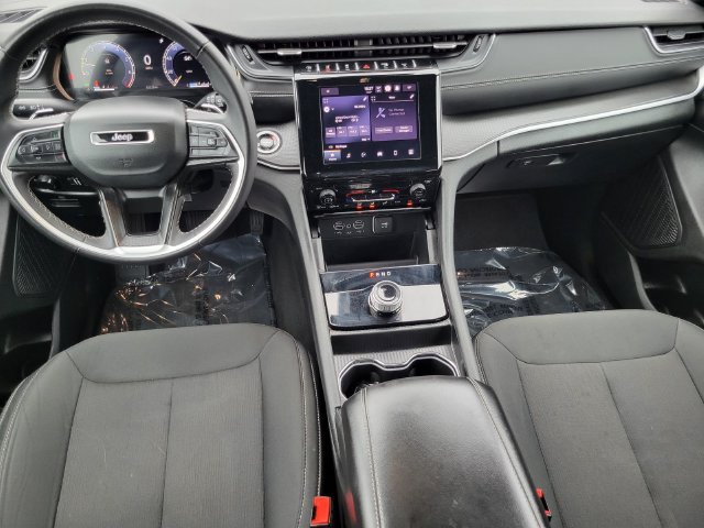 Used 2025 Jeep Grand Cherokee Laredo AWD/4WD image 24