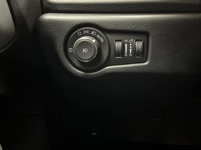 Used 2025 Chrysler Pacifica Limited image 23