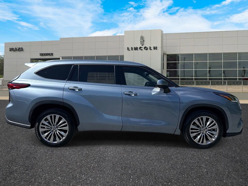 Used 2022 Toyota Highlander Platinum image 2