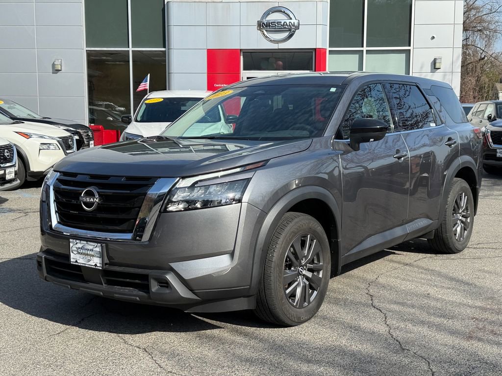 Used 2023 Nissan Pathfinder S image 1