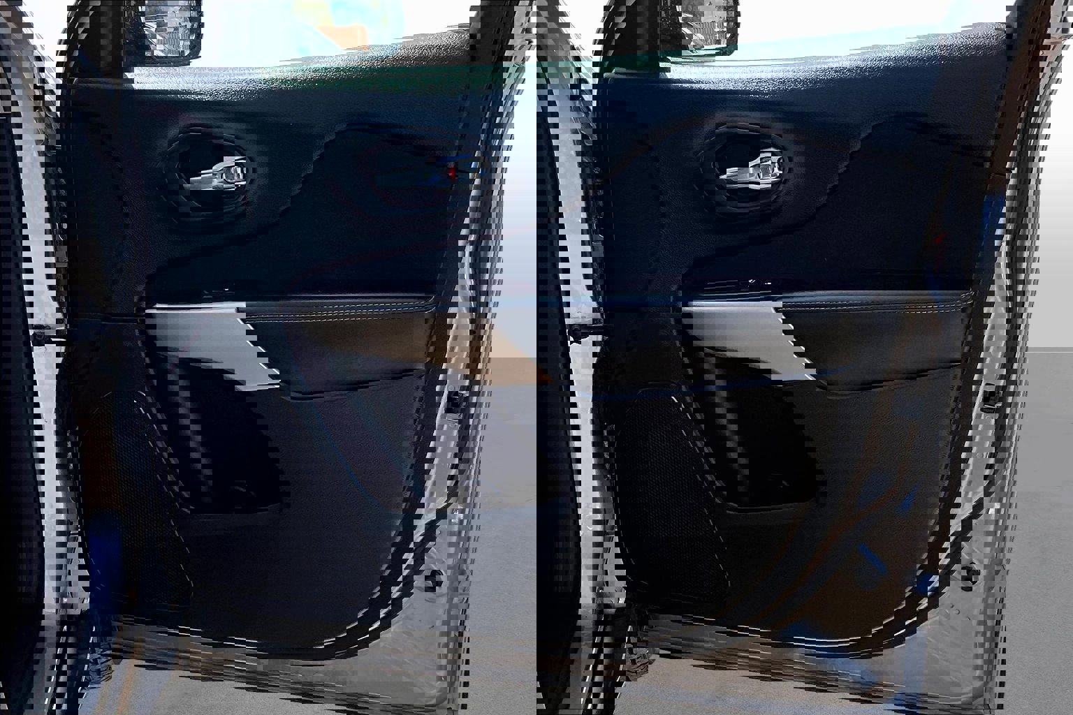 Used 2018 Jeep Cherokee Latitude w/ Altitude Package image 13