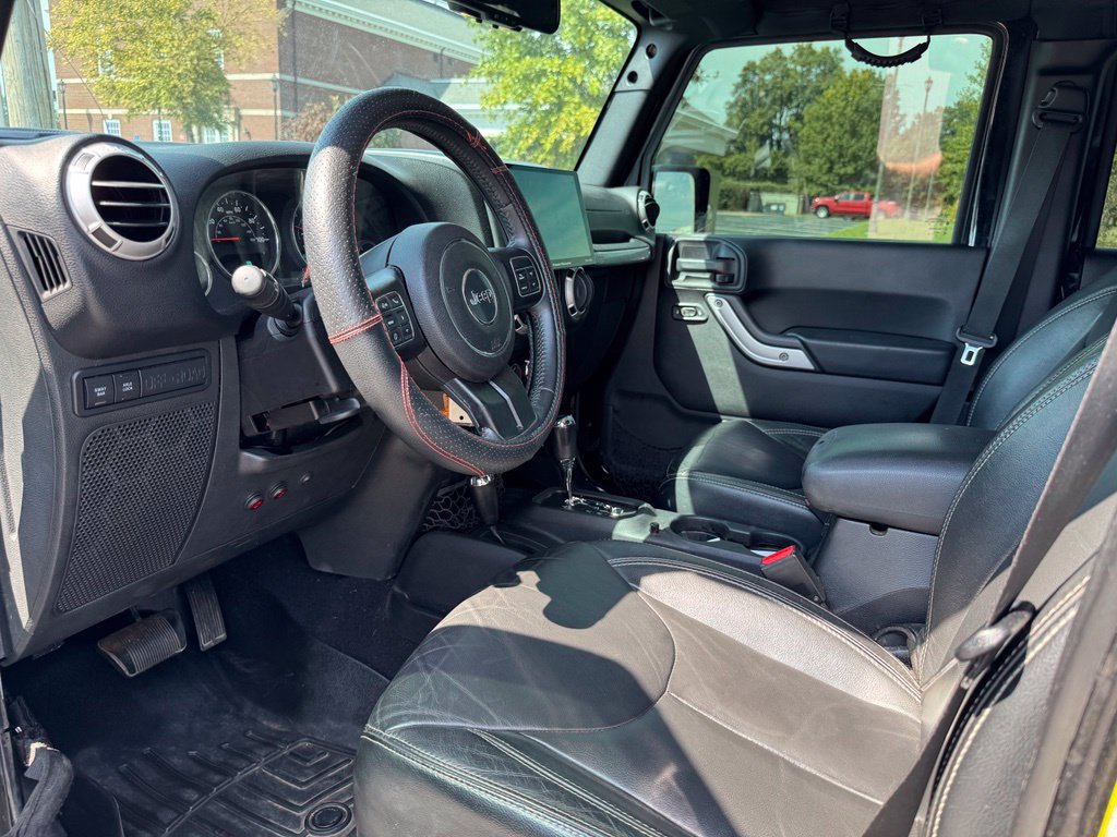 Used 2015 Jeep Wrangler Unlimited Rubicon w/ Connectivity Group AWD/4WD image 13