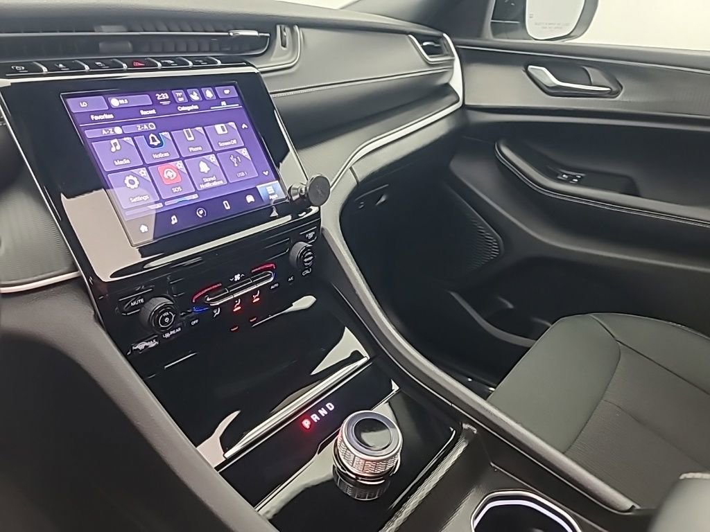 Used 2024 Jeep Grand Cherokee Laredo X image 37