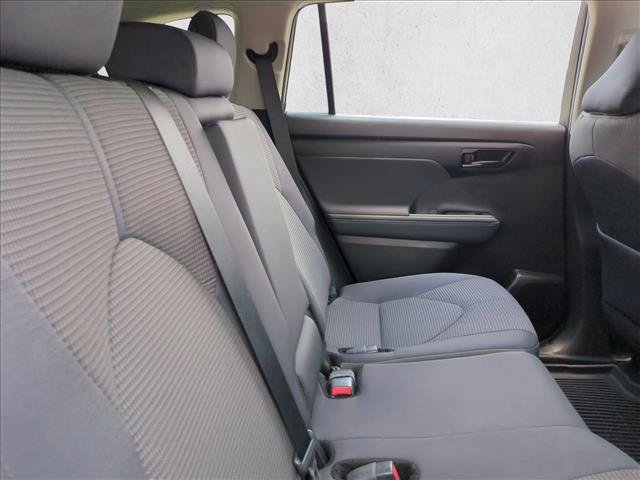 Used 2024 Toyota Highlander LE FWD image 19