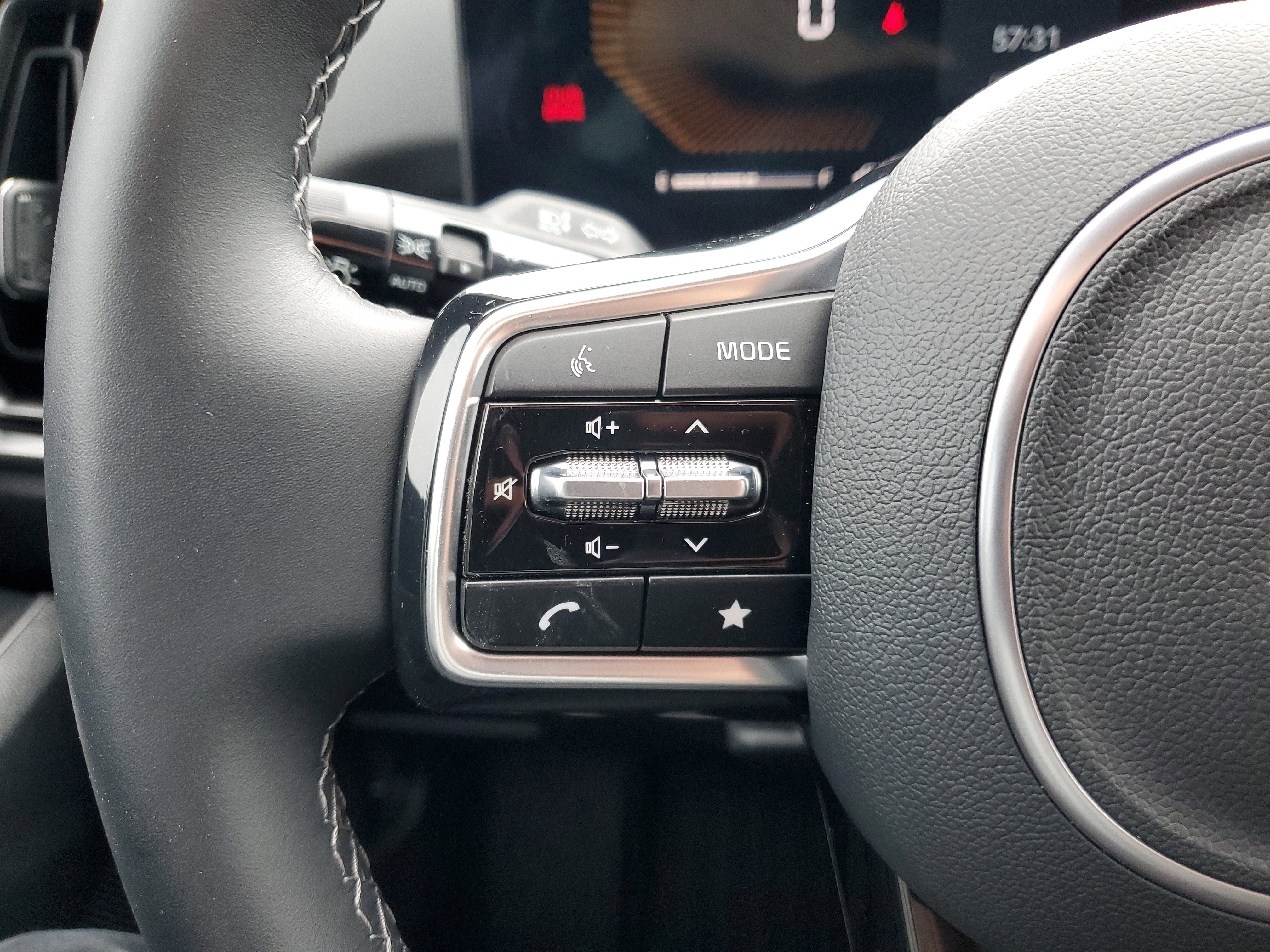 Certified 2025 Kia Sorento EX w/ Panoramic Sunroof Package image 29