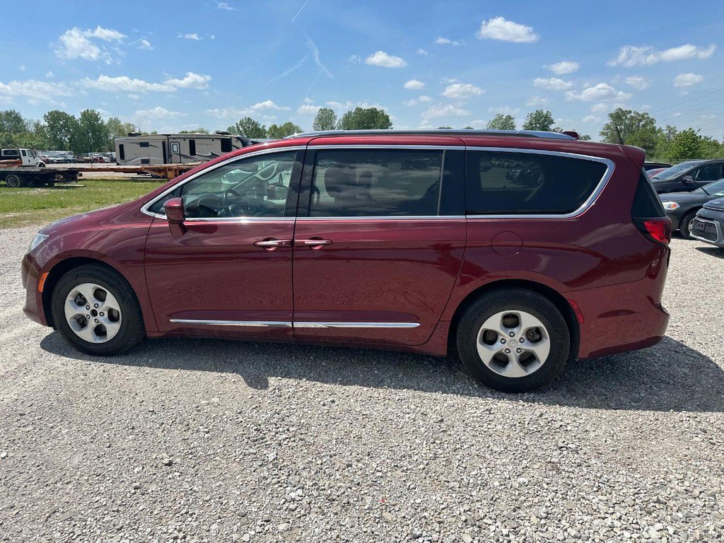 Used 2017 Chrysler Pacifica Touring-L Plus FWD image 5