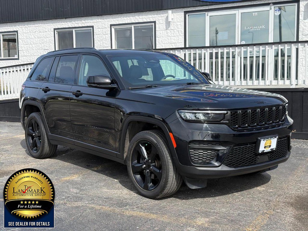 Used 2023 Jeep Grand Cherokee Altitude image 3