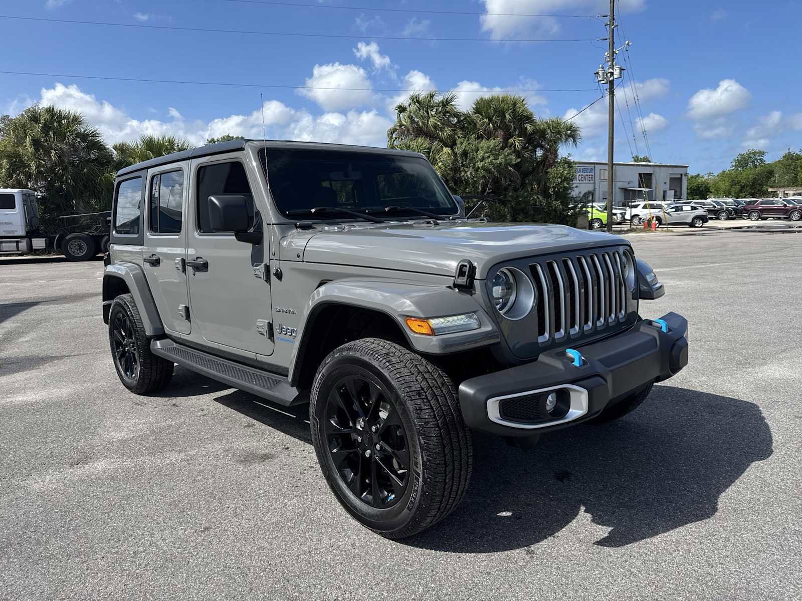 Used 2023 Jeep Wrangler Unlimited Sahara w/ Dual Top Group AWD/4WD image 8