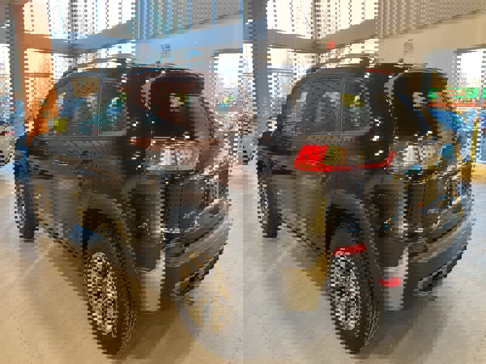 Used 2019 Jeep Cherokee Trailhawk w/ Cold Weather Group image 7