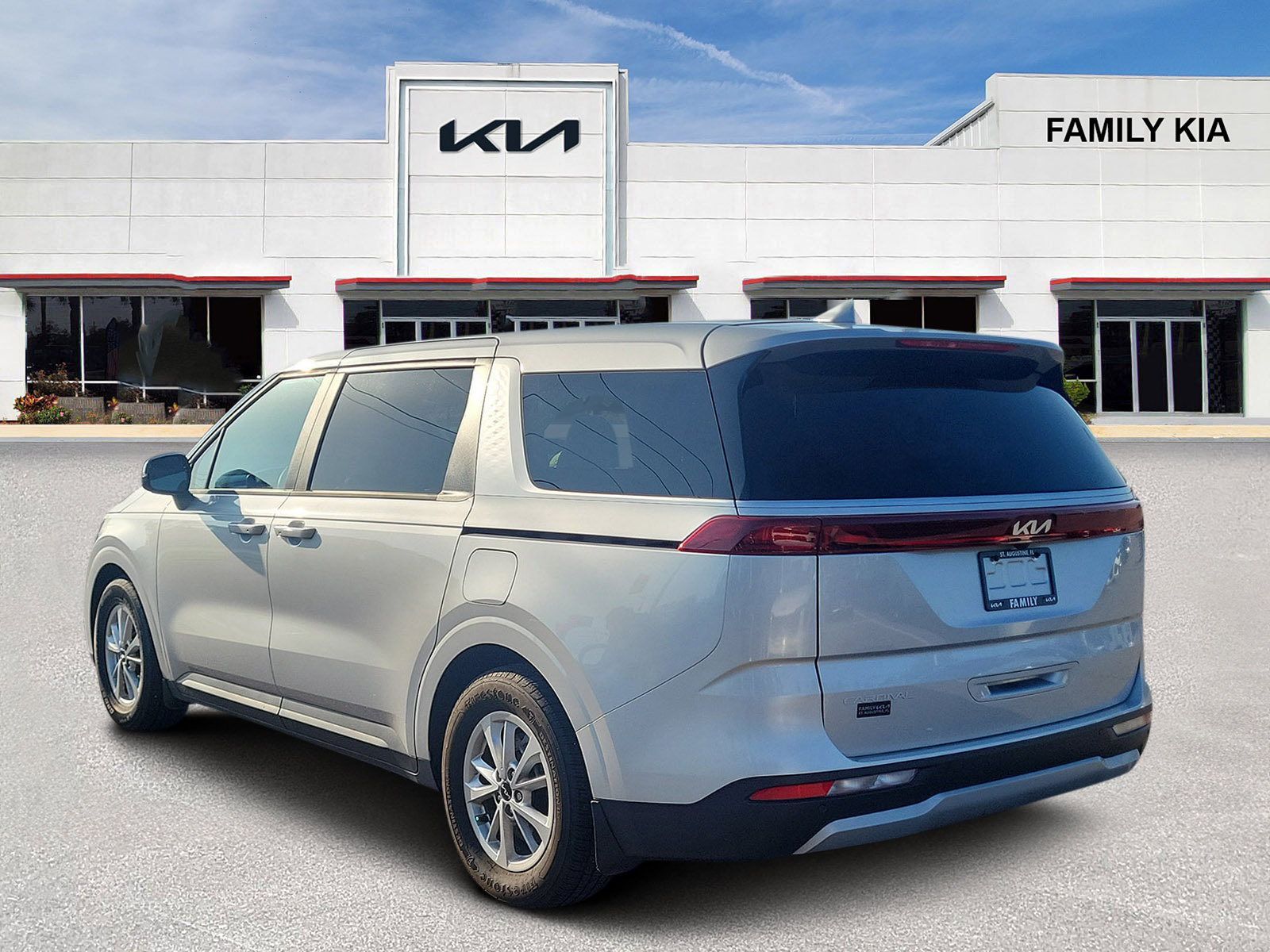 Used 2023 Kia Carnival LX FWD image 4