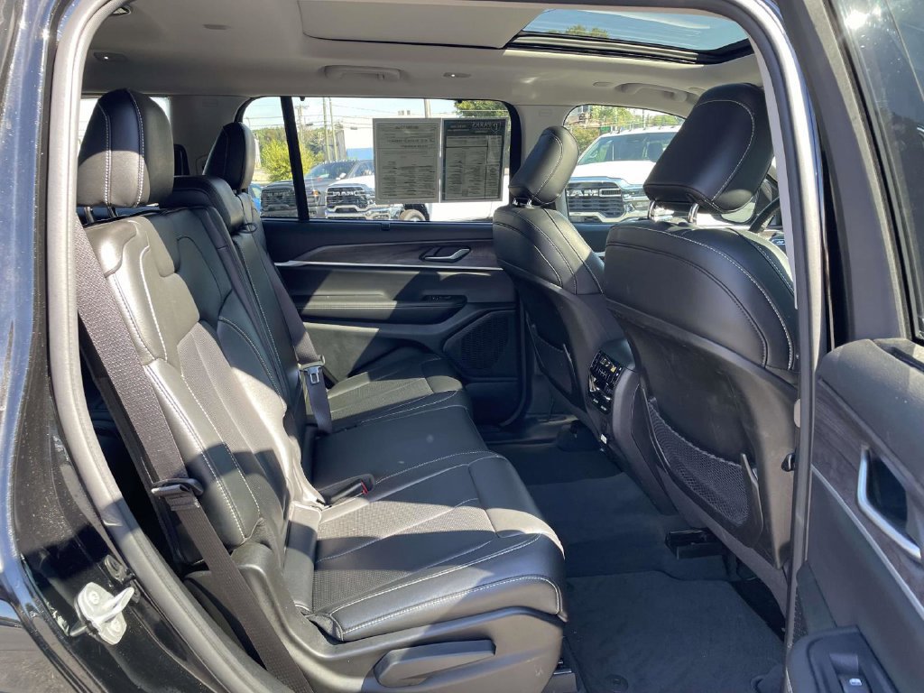 Used 2023 Jeep Grand Cherokee L Limited w/ Luxury Tech Group II AWD/4WD image 18