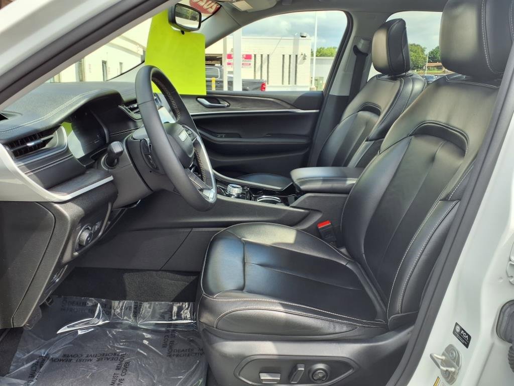 Used 2023 Jeep Grand Cherokee Limited image 4