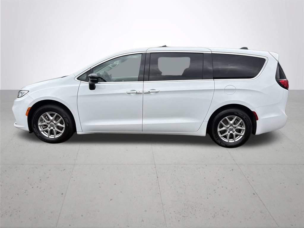Used 2024 Chrysler Pacifica Touring-L FWD image 9