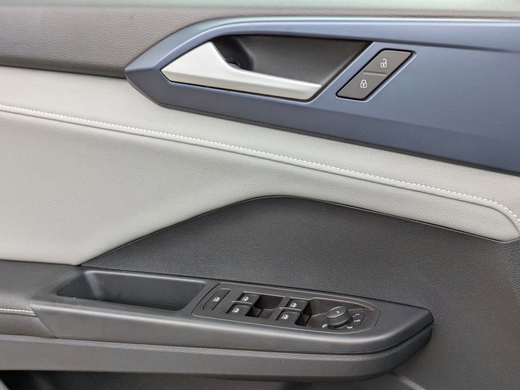 Used 2024 Volkswagen Taos SE image 13