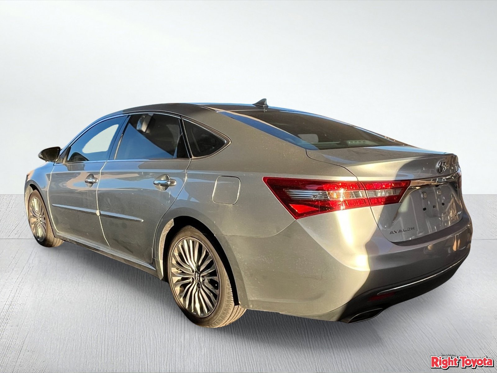 Used 2016 Toyota Avalon Limited w/ Toyota Safety Sense Package FWD image 3