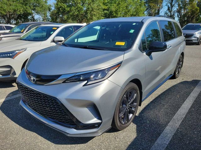 Used 2024 Toyota Sienna XSE FWD image 8