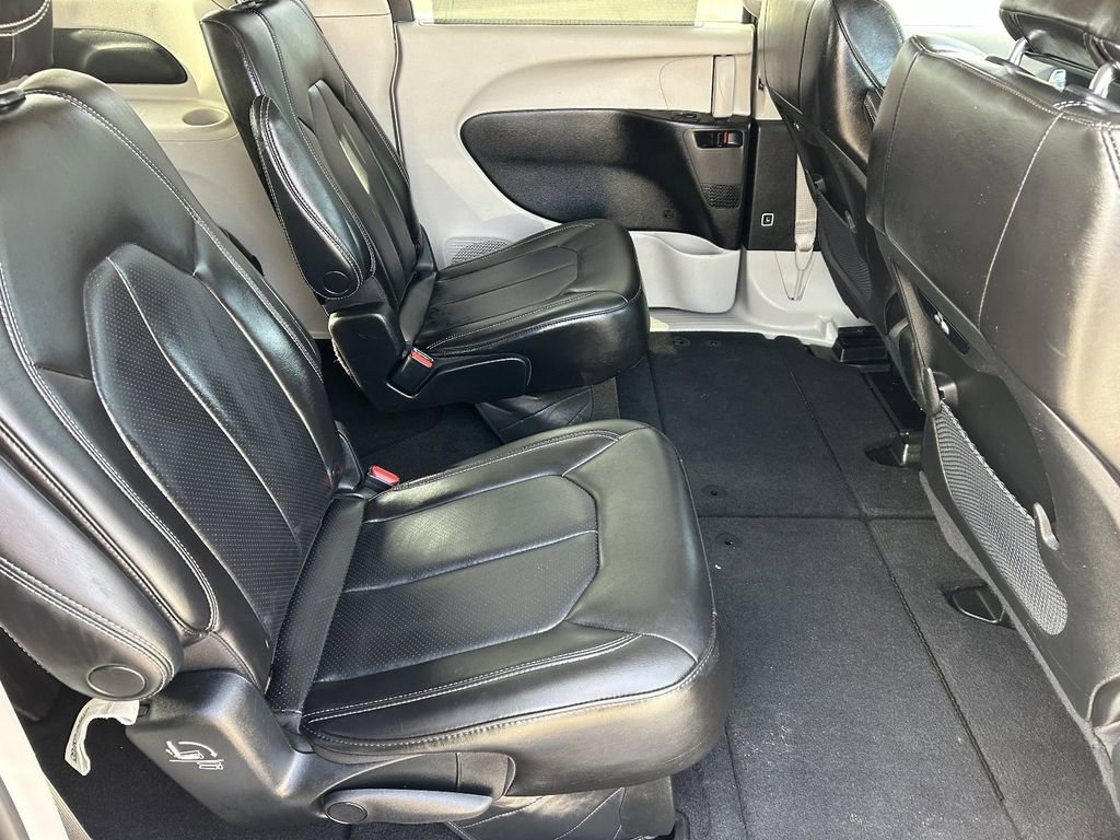 Used 2023 Chrysler Pacifica Touring-L image 11