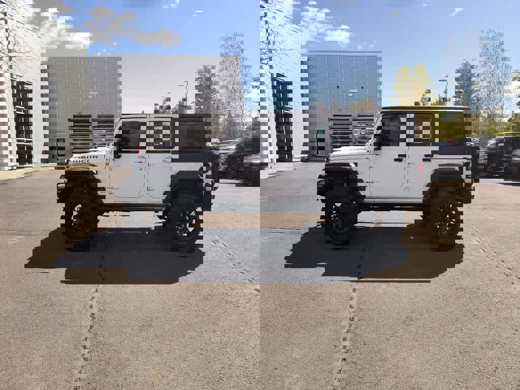 Used 2015 Jeep Wrangler Unlimited Rubicon w/ Connectivity Group image 2