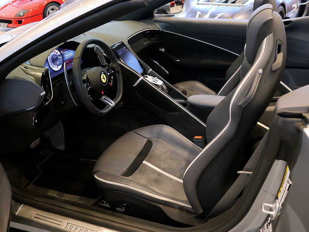 Certified 2026 Ferrari Roma Spider RWD image 4