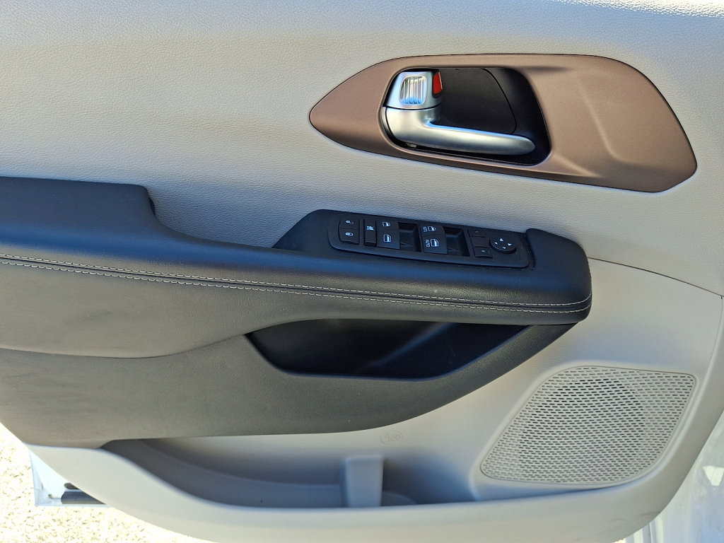 Used 2023 Chrysler Voyager LX image 23