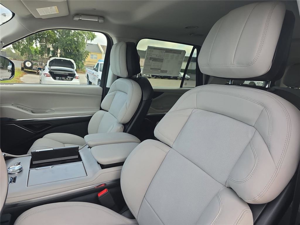 New 2026 Lincoln Navigator Premiere AWD/4WD image 17