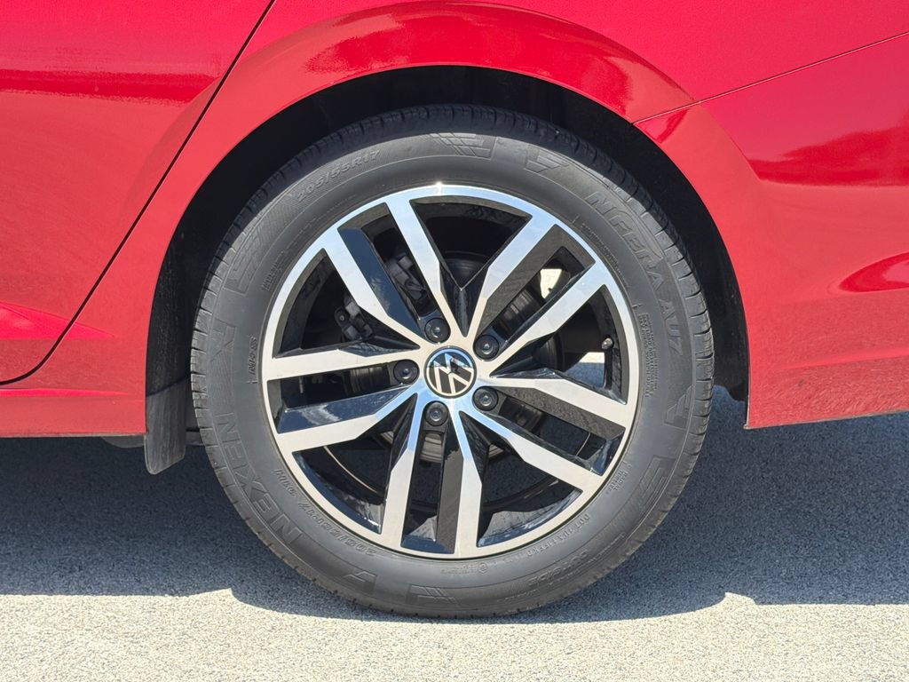 Certified 2025 Volkswagen Jetta SE FWD image 30
