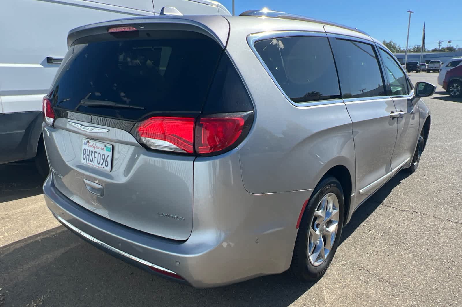 Used 2017 Chrysler Pacifica Limited w/ UConnect Theater Package FWD image 4