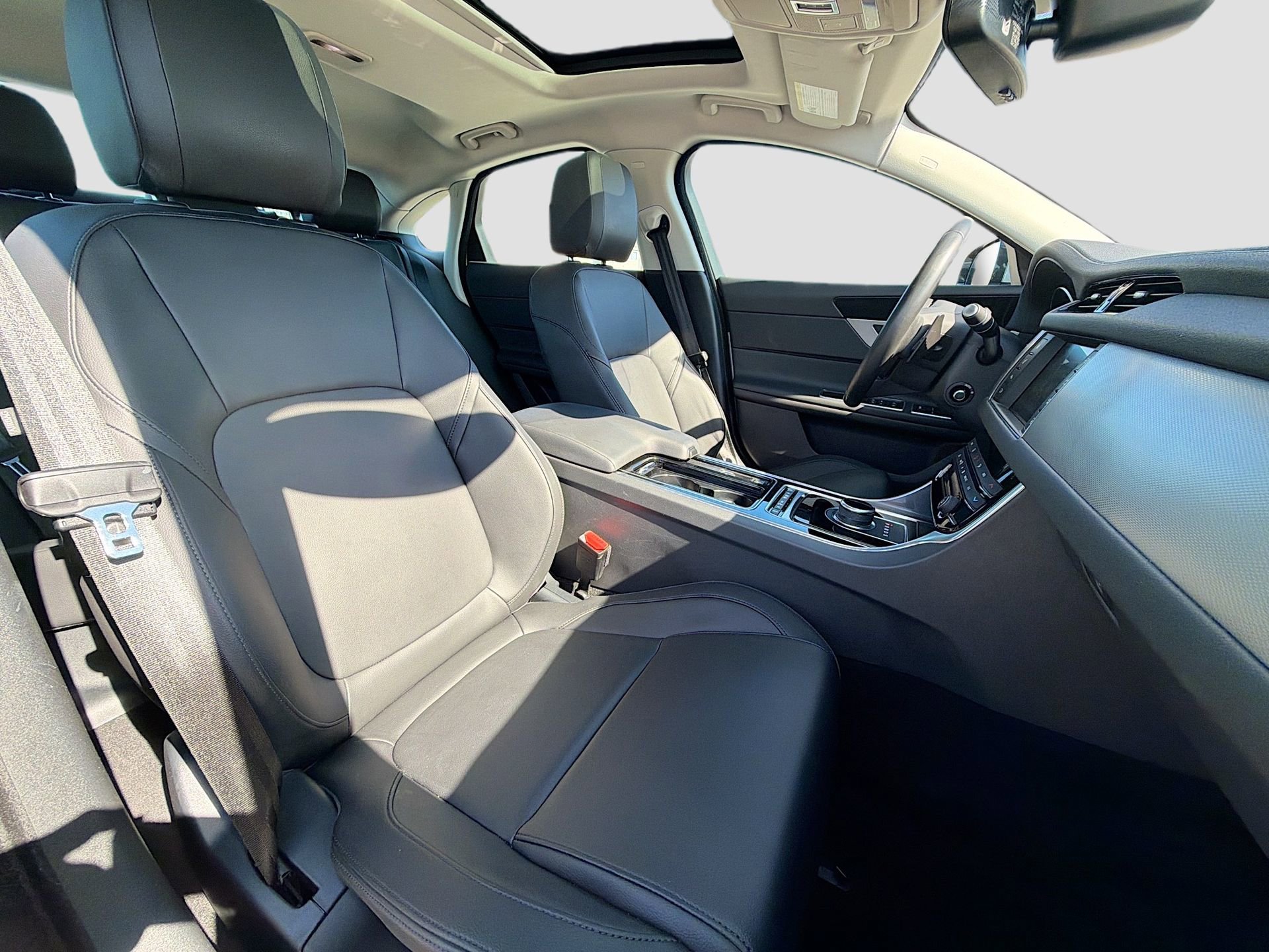 Used 2018 Jaguar XF Premium image 15