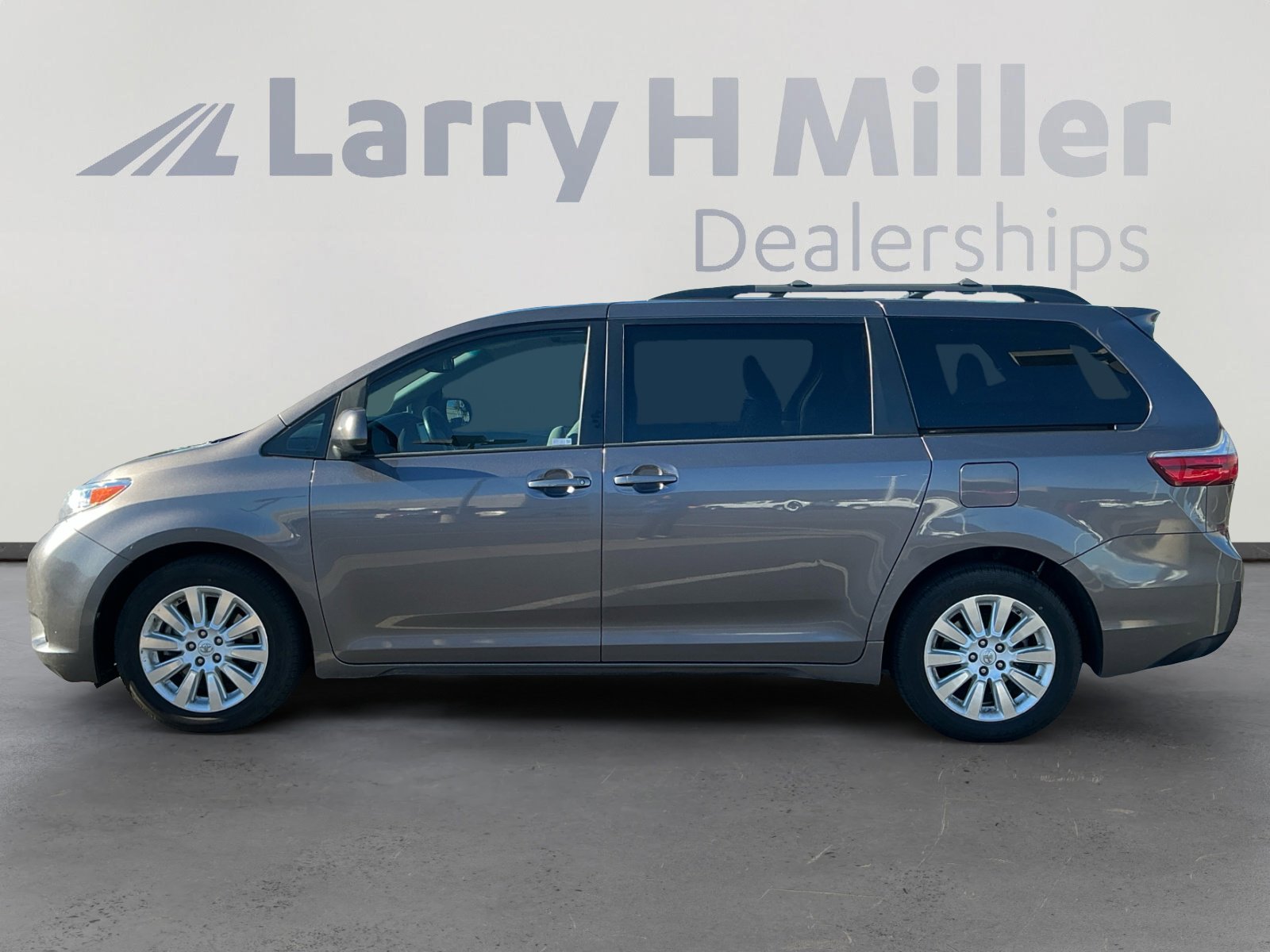 Used 2015 Toyota Sienna LE image 2