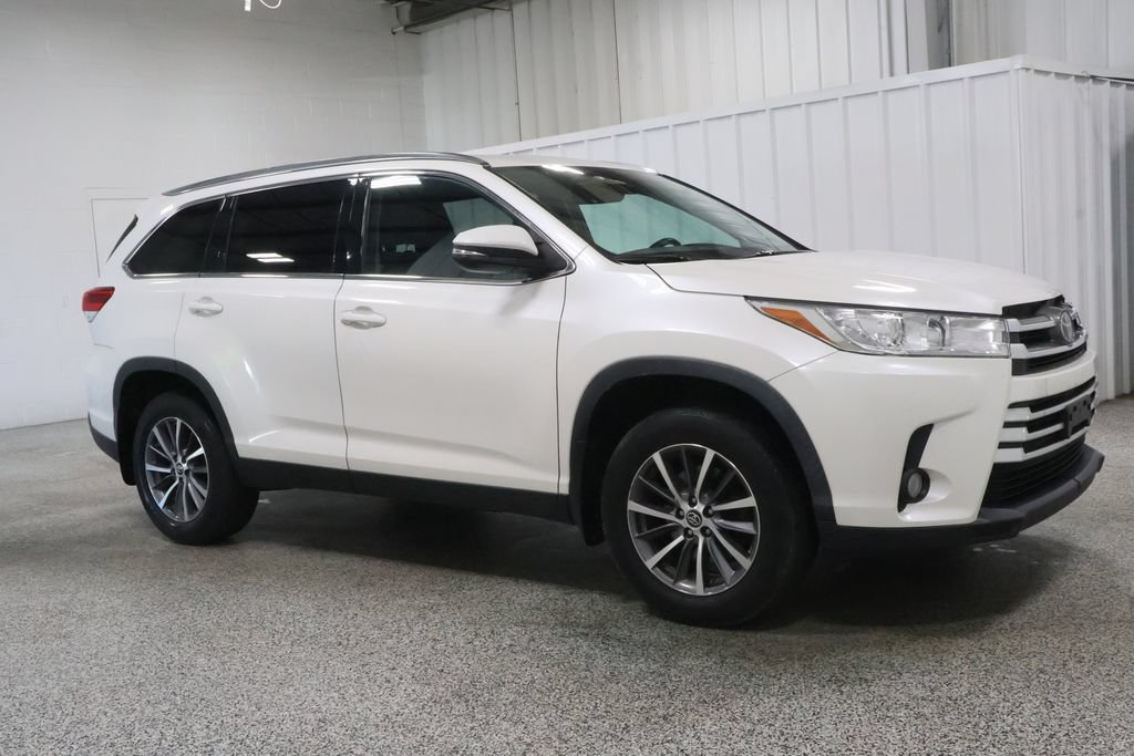 Used 2019 Toyota Highlander XLE AWD/4WD image 2