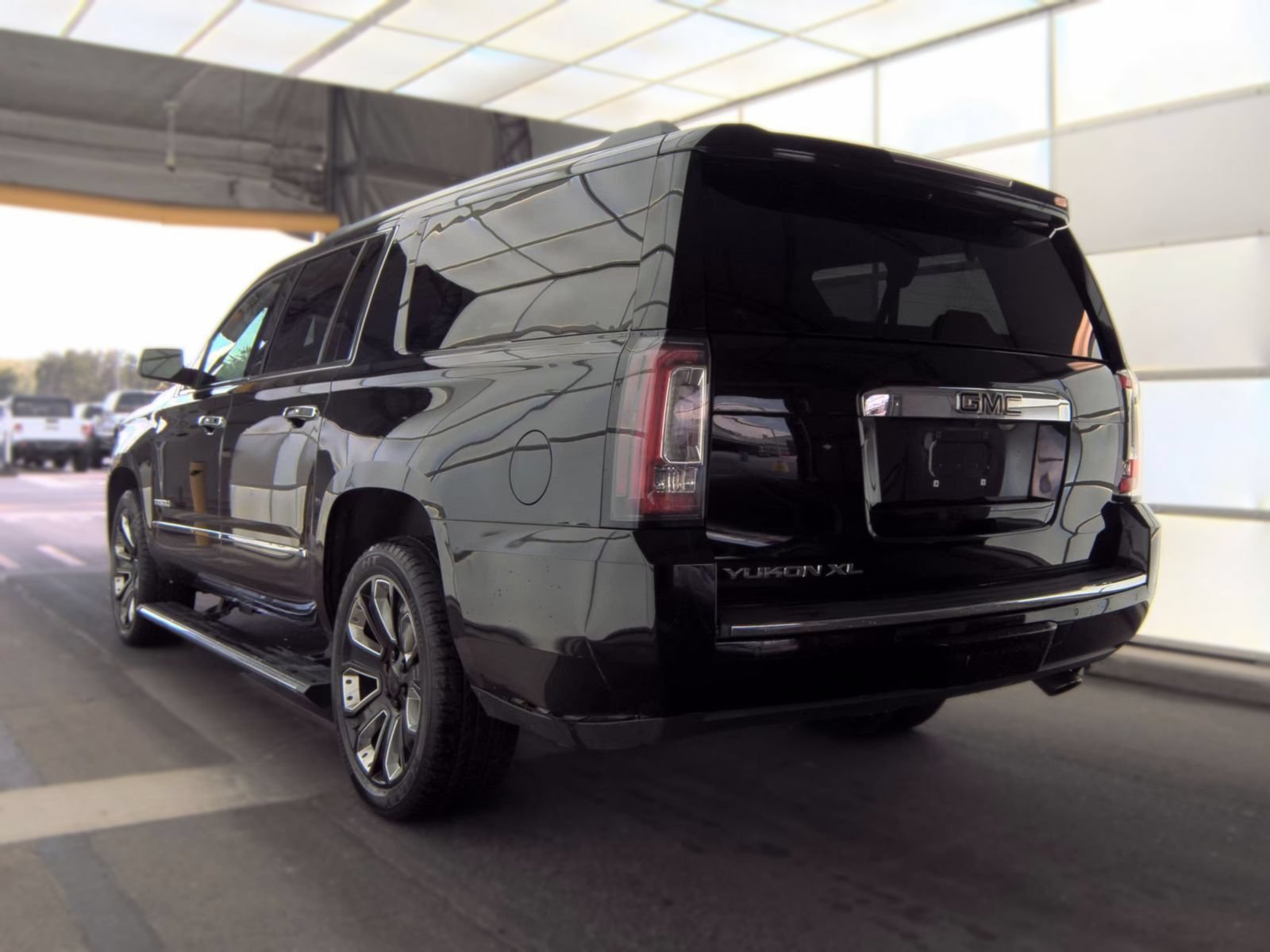 Used 2020 GMC Yukon XL Denali w/ Denali Ultimate Package AWD/4WD image 4