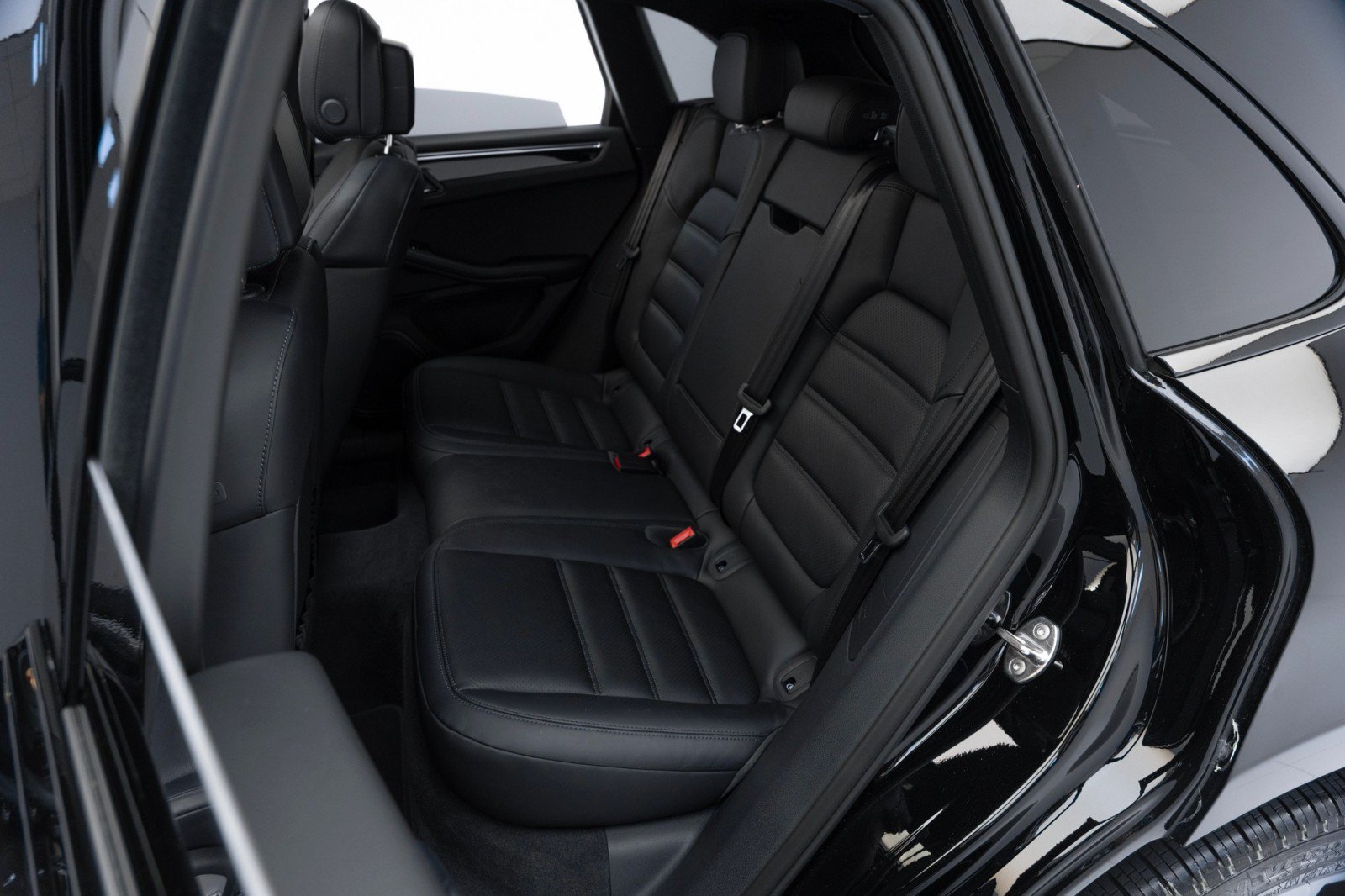 Certified 2024 Porsche Macan AWD/4WD image 24