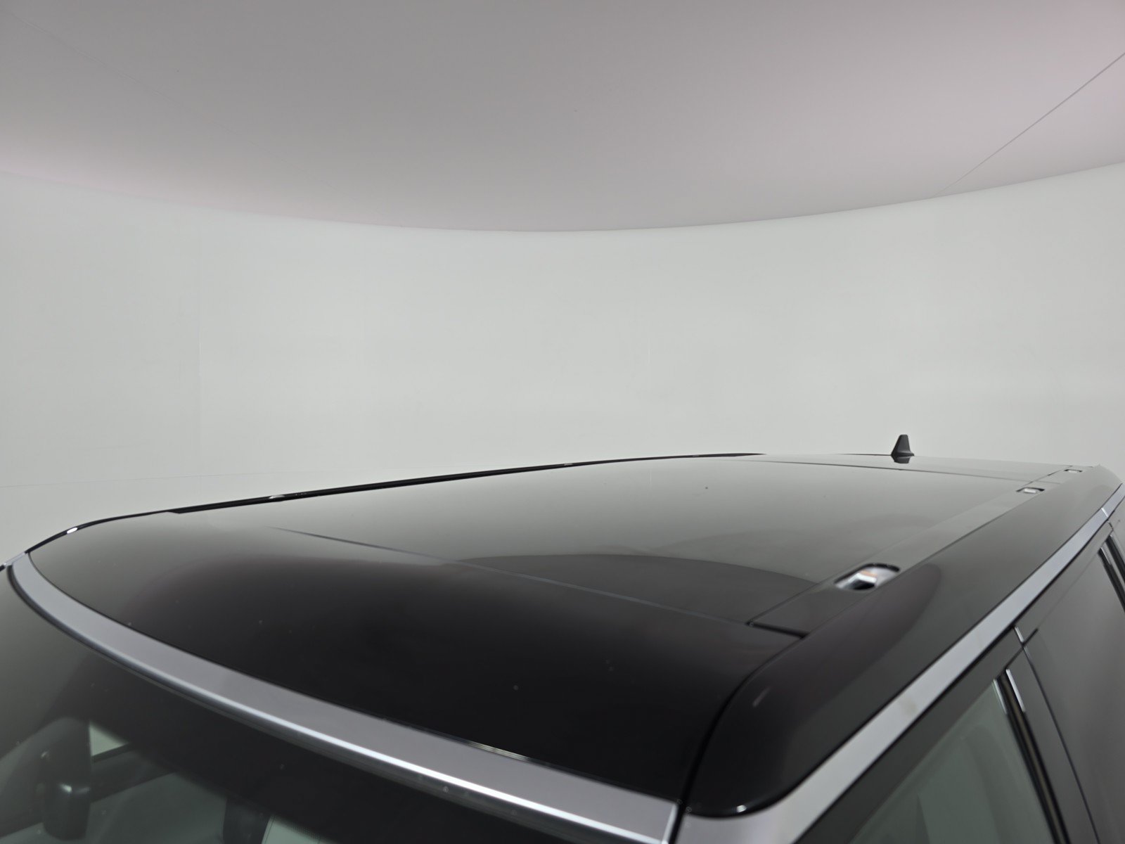 Used 2024 Rivian R1S Adventure AWD/4WD image 13