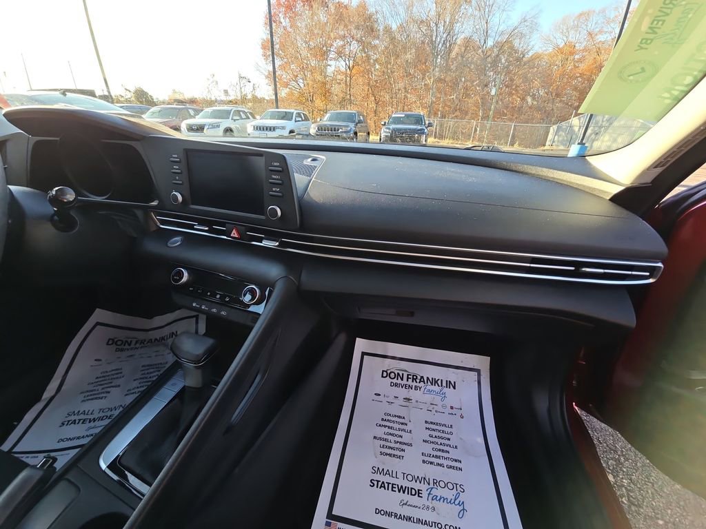 Used 2023 Hyundai Elantra SEL image 12